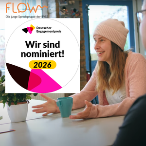 Flow, die junge Selbsthilfe stotternder Menschen wurde nominiert Symbolbild: Logo für die Nominierung zum Deutschen Engagementpreis 2026 auf Foto einer jungen Frau mit Mütze, am Tisch sitzend und sich freuend