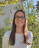 Laura Nöller ist seit Ende 2025 Vorstandsmitglied der BVSS Portraitfoto einer jungen Frau mit langen braunen Haaren und Brille. Sie steht im Grünen und blickt lachend in die Kamera