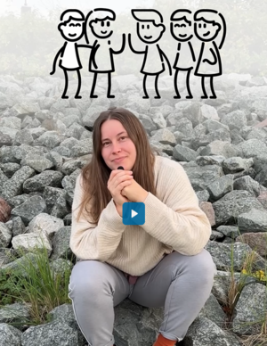 Auch Eva fühlte sich allein, bis andere stotternde Menschen kennenlernte. Junge Frau in Pullover und Jeans sitzt auf Steinen an der Küste und spricht in ein Mikro. Screenshot aus einem Reel.